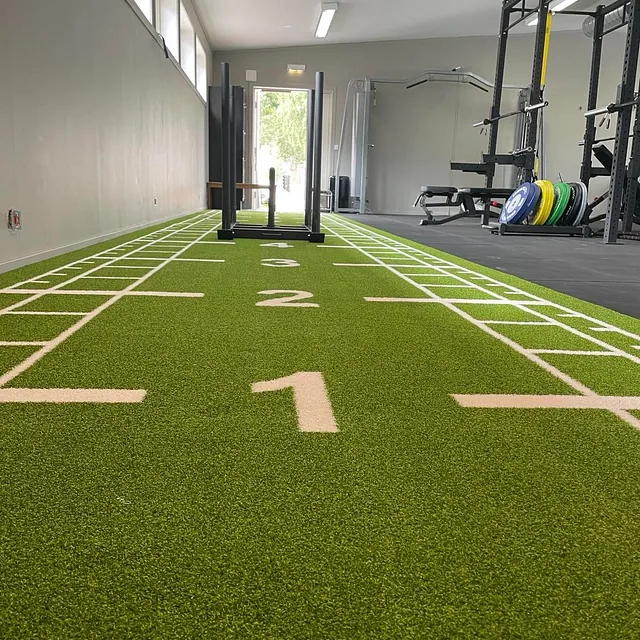 ønn sprintbane med tallmarkeringer og en slede for styrketrening